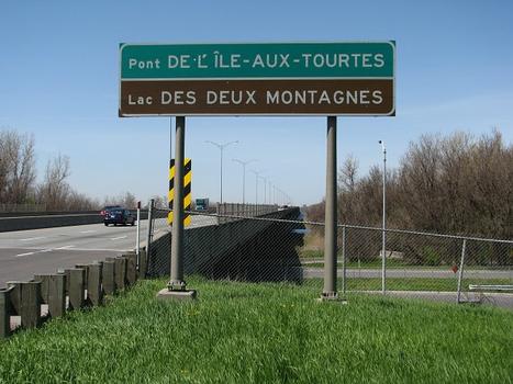 Sur le côté amont de pont de l'Île-Aux-Tourtes, franchit l'étranglement du lac des Deux-Montagnes (rivière aux Outaouais). Direction Ottawa A-417 et Toronto A-401