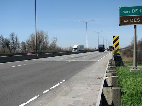 Sur le côté amont de pont de l'Île-Aux-Tourtes, franchit l'étranglement du lac des Deux-Montagnes (rivière aux Outaouais). Direction Ottawa A-417 et Toronto A-401