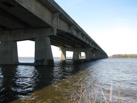 Aperçu du pont sur son côté amont. Lac des Deux-Montagnes (rivière aux Outaouais)