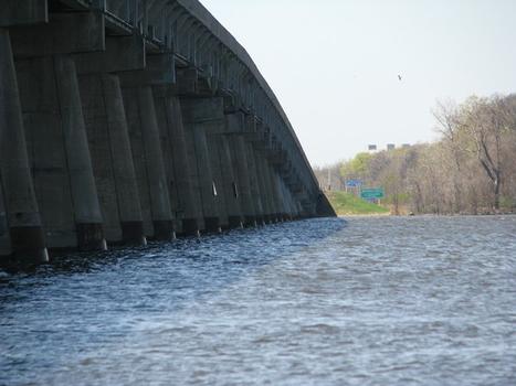 Côté amont du pont, grossissement au téléobjectif de l'autre rive située environ deux kilomètres plus loin. Lac des Deux-Montagnes