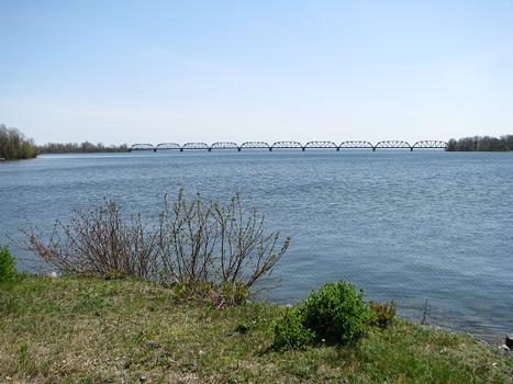 Pont ferroviaire des Coteaux; vu depuis la piste cyclable passant sur la digue d'Hydro Québec, il relie Une petite île dans le milieu du chenal à Coteau du Lac et Grosse-Île. (Salaberry de Valleyfield Qc Ca)