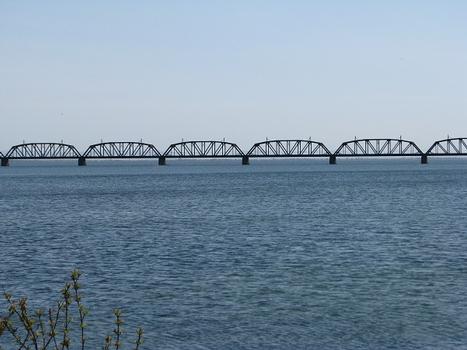 Grossissement au téléobjectif du pont ferroviaire des Coteaux; en amont de ce pont c'est la lac Saint-François, un élargissement du fleuve Saint-Laurent qui s'étend jusqu'à Cornwall en Ontario