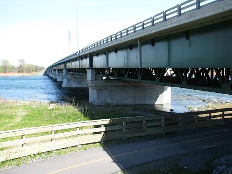 Côté aval de la section nord du pont; vue en détail de l'ajout d'une poutre latérale à âme pleine servant à élargir le pont