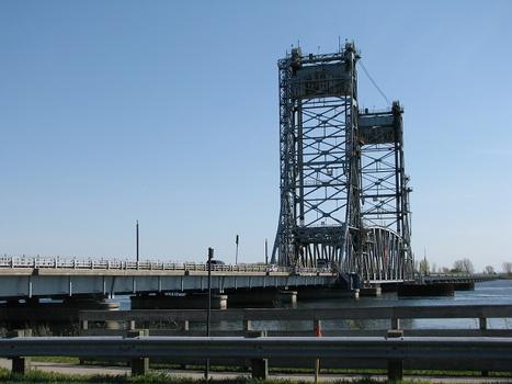Pont Larocque; aperçu de la section à pont-levis, il s'agit d'une structure métallique en treillis, elle est à poids pour le tablier et à contre poids se trouvant dans les deux tours de levage. C'est à la fois un pont routier pour la route 132 et ferroviaire (une voie). Cette infrastructure franchit la voie maritime du Saint-Laurent à l'extrémité ouest de canal de Beauharnois
