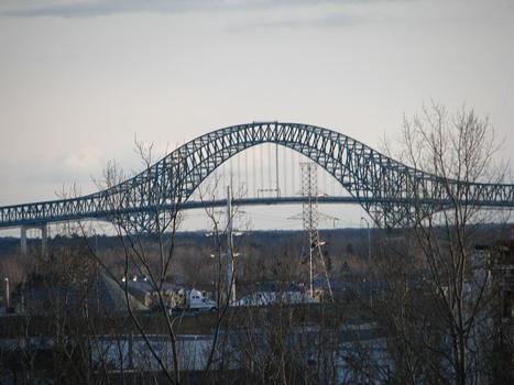 Pont Louis-Laviolette à Trois-Rivières Qc Ca. Super agrandissement au téléobjectif sur trépied; vue à sept kilomètres de distance depuis le Pavillon de psychoéducation M.-Sarrazin de l'Université du Québec à Trois-Riviàres. 7 Décembre 2010