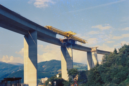 Brücke der Tauern-Autobahn im Bau (Segmentbauweise)