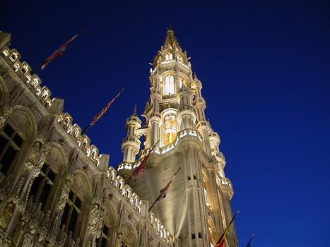Le tour de l'hôtel de ville de Bruxelles