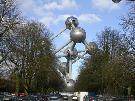 Atomium, Bruxelles Début des travaux de restauration: la sphère supérieure a déjà son nouveau revêtement. Début du démontage du revêtement de la sphère centrale