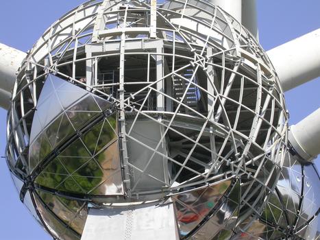 Atomium, BruxellesPlacement du nouveau revêtement sur une des sphères