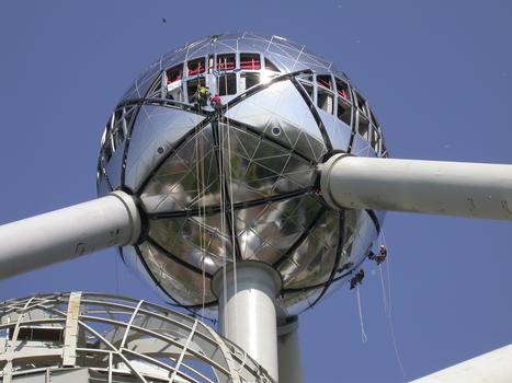 Atomium, Bruxelles : Fixation du nouveau revêtement extérieur sur la sphère supérieure