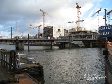 Hamburg-Hafencity: Sandtorhafenklappbrücke