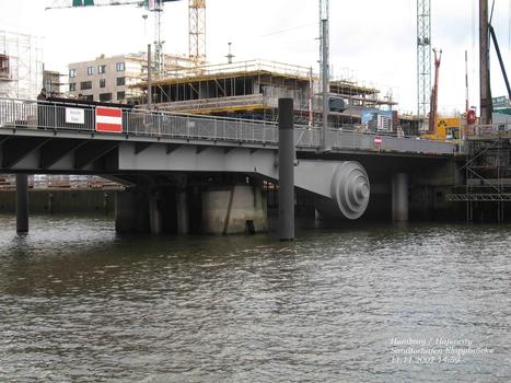 Hamburg-Hafencity: Sandtorhafenklappbrücke