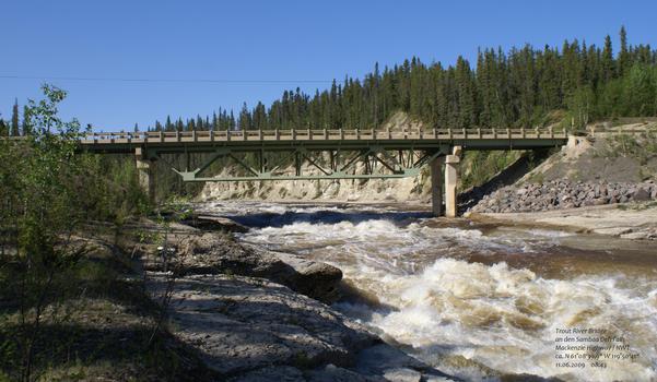 Trout River Bridge an den Sambaa Deh Falls, Mackenzie Highway / NWT