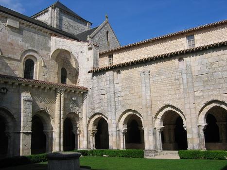 Abbaye Royale Saint-Vincent 12ème siècle 14ème siècle, cloître 12ème siècle , Nieul-sur-l'Autize, Vendée, Pays-de-la-Loire, France