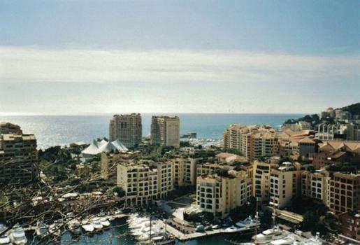 Der Stadtteil Fontvieille in Monaco, der vollständig auf 22 Hektar aufgefülltem Land ins Meer gebaut wurde – inklusive Hafen