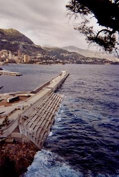 Schwimmpier am Port de la Condamine in Monaco
