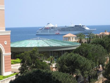 Monte-Carlo Bay Hotel & ResortLa piscine couverte et les jardins, Principauté de Monaco : Monte-Carlo Bay Hotel & Resort La piscine couverte et les jardins, Principauté de Monaco