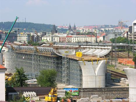 Verbindungsbrücke zwischen den Prager Bahnhöfen