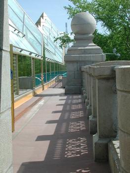 Pushkin Pedestrian Bridge (Moscow, 2000)