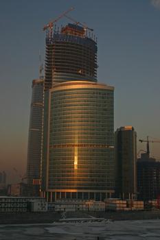 Föderationsturm in Moskau im Bau; Naberezhnaya-Turm C im Vordergrund