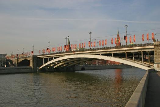 Grand pont de pierre à Moscou