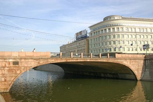 Maly Moskvoretsky Bridge across Vodootvodny Canal, Moscow