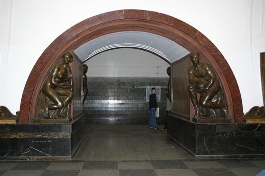 Metrobahnhof Platz der Revolution, Moskau