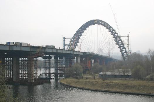 Pont de Serebyany bor á Moscou en construction