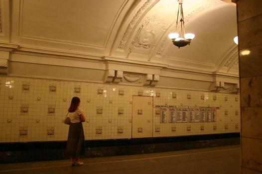 Metrobahnhof Oktjabrskaja-Kolzewaja, Moskau