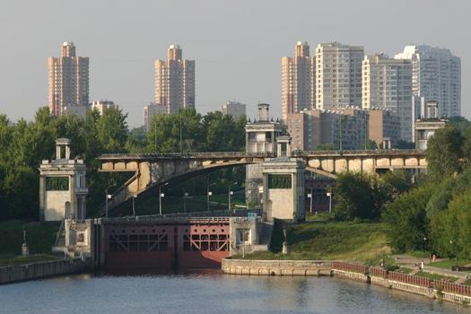 Rizhsky-Eisenbahnbrücke und Schleuse Nr. 8 des Moskau-Wolga-Kanals in Moskau