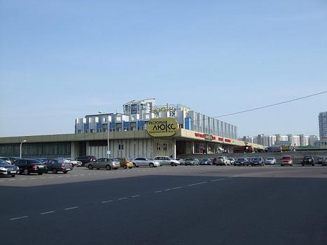 Olympisches Dorf für die Sommerspiele 1980 - 18 Gebäude mit je 16 Etages, Konzerthalle (jetzt Theater), Museum, Sportanlagen und Geschäfte