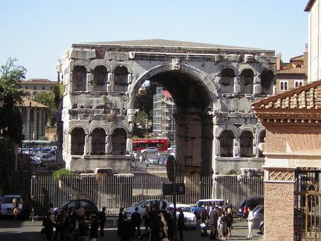 16 metres de haut pour 12 de large, cet arc est situé à deux pas du forum romain