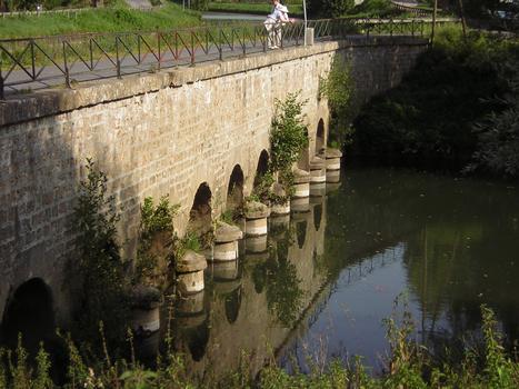 Pont canal de Chalifert à Condé-Sainte Libiaire (77) par dessus une branche du Grand Morin