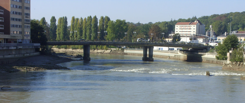 Pont Jean Bureau lors d'un abaissement du niveau de la Marne (travaux sur barrage)