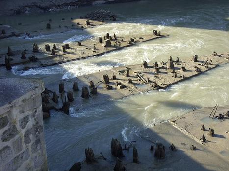 Anciennes fondations des vieux moulins du pont du marché coté aval visibles lors d'un abaissement du niveau de la Marne (travaux sur barrage)