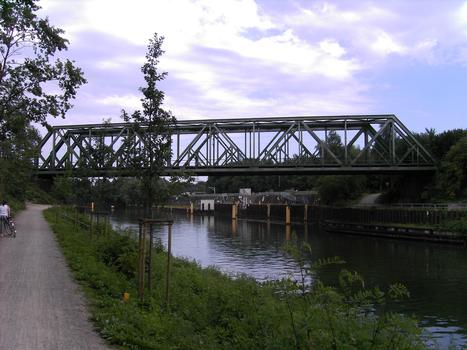 Rhein-Herne-Kanal - Westseite der DB-Brücke Nr. 329 vom Nordufer des Rhein-Herne-Kanals aus gesehen