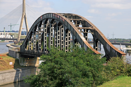 Eisenbahnbrücke der Monsin-Insel in Lüttich