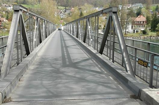 Flurlinger Brücke über den Rhein, 800 Meter oberhalb des Rheinfalls, einspurige Strassenbrücke, verbindet Flurlingen (ZH) und Neuhausen am Rheinfall (SH)