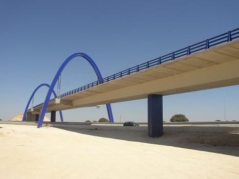 Brücke im Autobahnkreuz La Roda