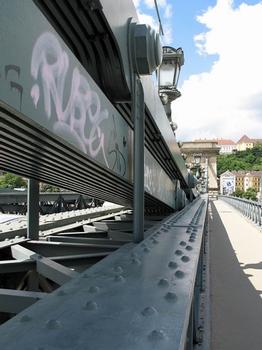 Kettenbrücke Budapest - die vertikalen Hänger sind mit der Kette verschraubt