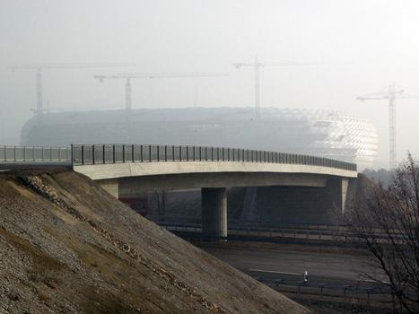 Pont d'accès de l'A 99 à l'Allianz Arena de Munich