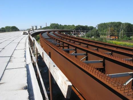 The right-hand lane girders are still without concrete deck slab