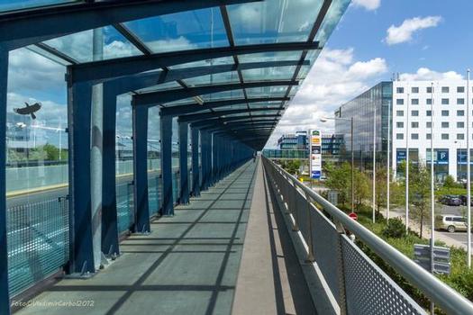 Zufahrtssbrücke am Flughafen Vaclav Havel