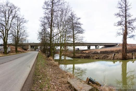 Pont de l'I/37 sur la canal d'Opatovice
