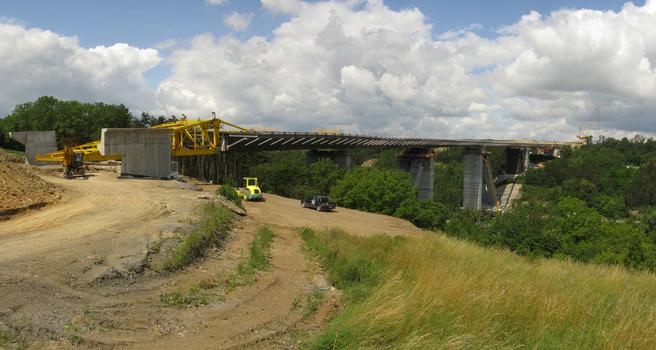 The steel structure moved across the Lochkov valley