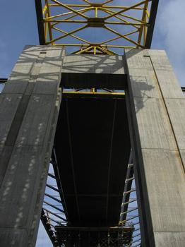 Lochkov bridge - an auxiliary sliding construction based over the P5 concrete pier