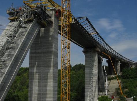 The bridge supporting structure launched in the half of the Lochkov Valley