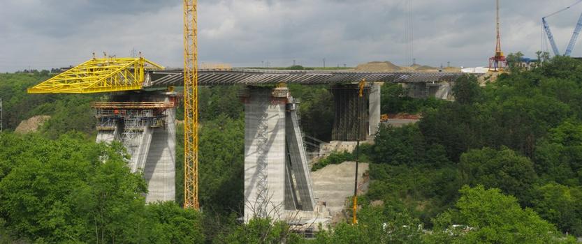 A detailed view at the Lochkov Bridge structure from south-east