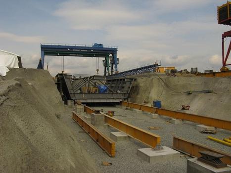 Lochkov Bridge: The front view to the 1st steel girder section placed in the assembly site pit