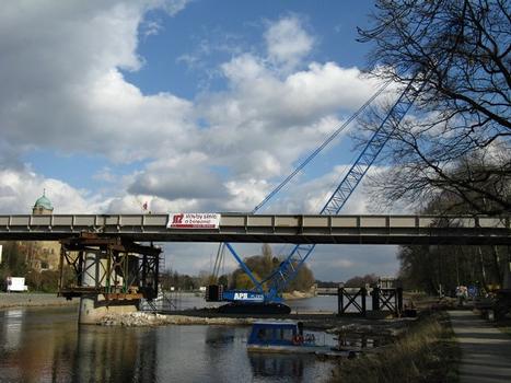 Podebrady Elbe River Road Bridge: New bridge steel deck floor on the pier